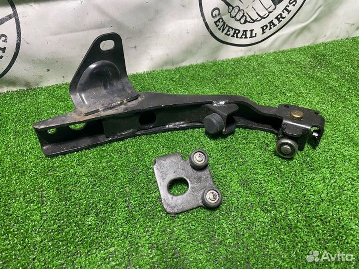 Петля двери задняя левая Mitsubishi Delica PD6W