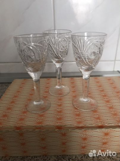 Хрустальные рюмки на ножке