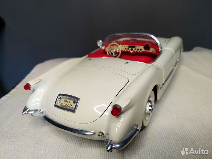 Модель автомобиля Chevrolet Corvette 1953 1/18