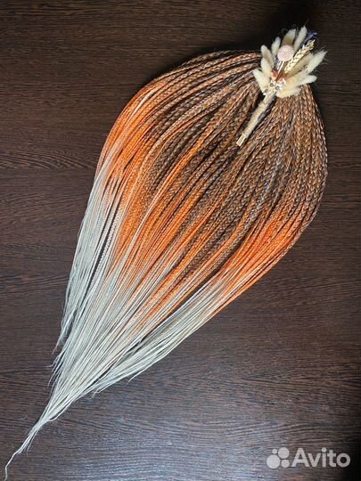 Модель на афрокудри афрокосы