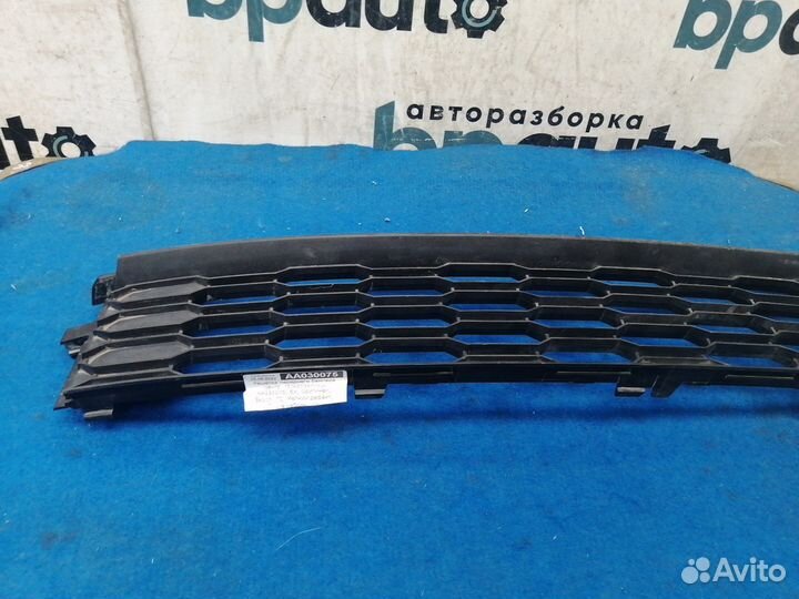 Решетка переднего бампера центр 5JA853677C Skoda