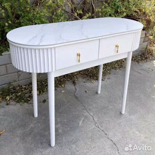 Столик консольный туалетный