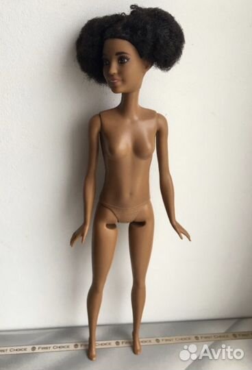 Барби-африканка на высоком теле
