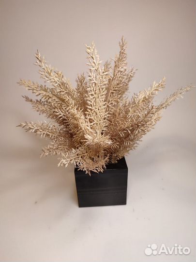 Искусственные растения в кашпо из дерева