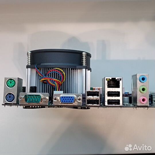 Материнская плата LGA 775 с процессором и памятью