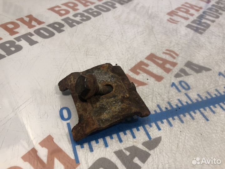 Шкода Фабия Держатель аккумулятора