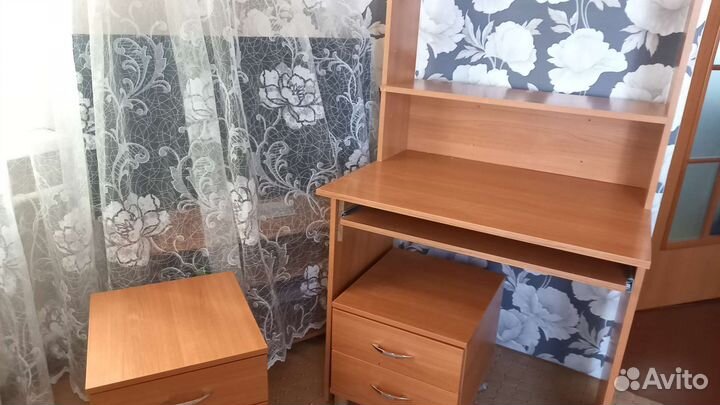 Компьютерный стол и 2 тумбочки