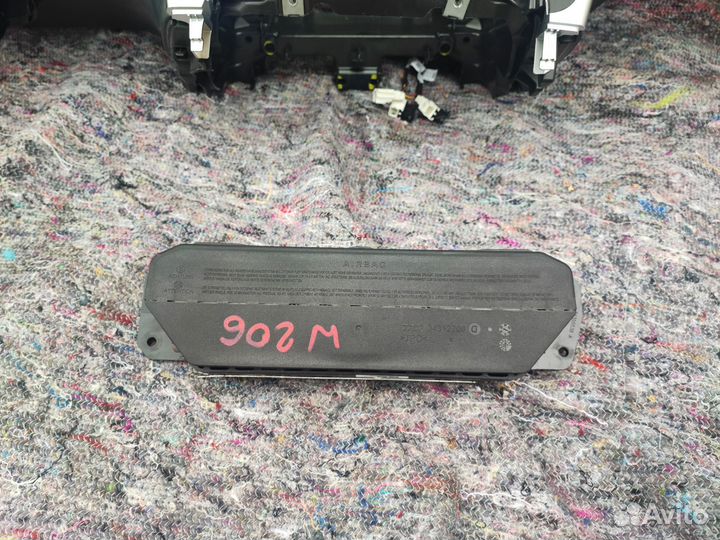 Коленная подушка безопасности вод-ля Mercedes W206