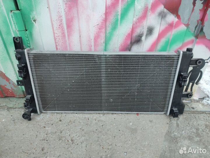 Радиатор охлаждения двигателя передний Nissan Leaf