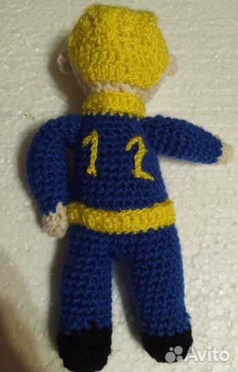 Вязаная игрушка Fallout Волт-Бой