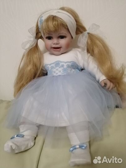 Кукла фарфоровая