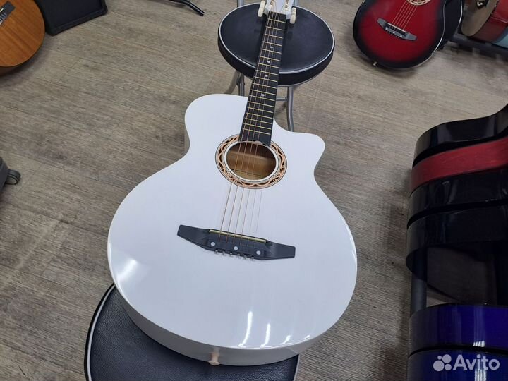 Гитара акустическая белая с металлическими струн