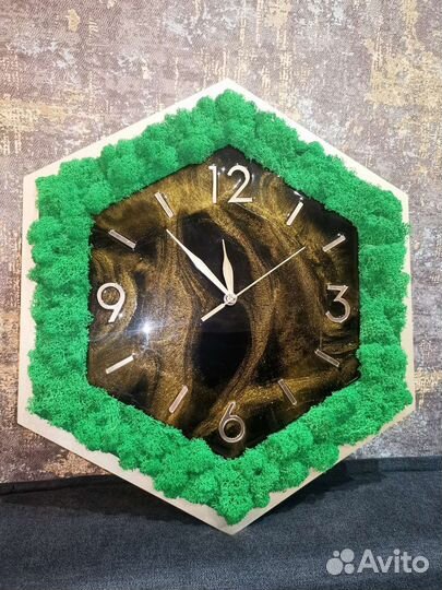 Часы со мхом