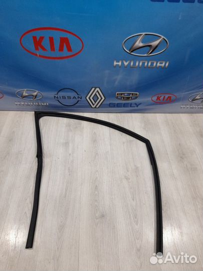 Уплотнитель перед проема стекла двери Renault sand