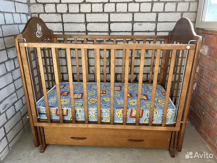 Детская кроватка с маятником и ящиком