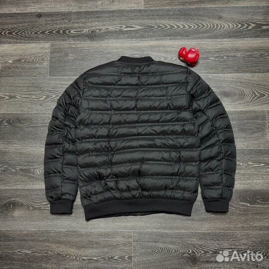 Черная куртка бомбер