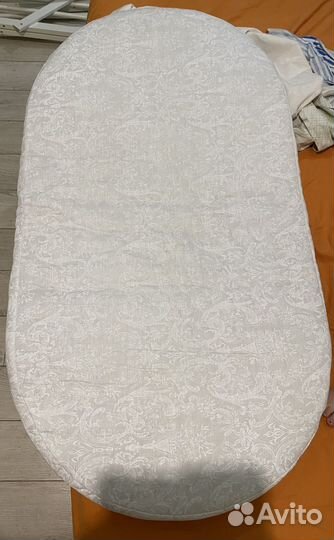 Детская кроватка с маятником