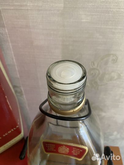 Бутылка Red label 4,5 л на качелях