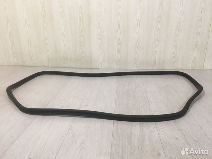 Уплотнительная резинка крышки багажника Mercedes