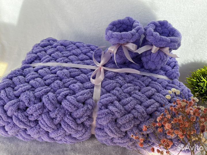 Плюшевый плед и пинетки