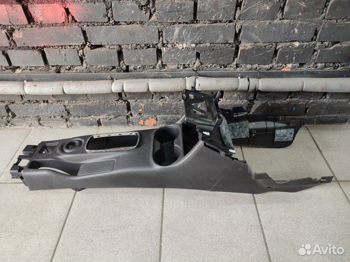 Консоль между сидений Mitsubishi Outlander