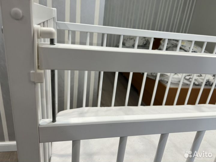 Детская кроватка с продольным маятником