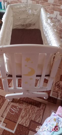 Детская кроватка с поперечным маятником