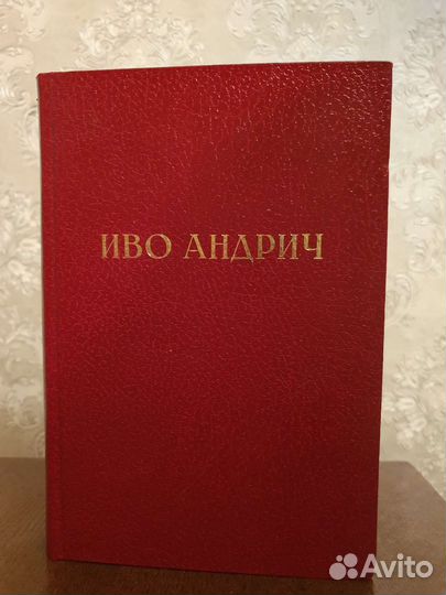 Книги в ассортименте, домашняя библиотека
