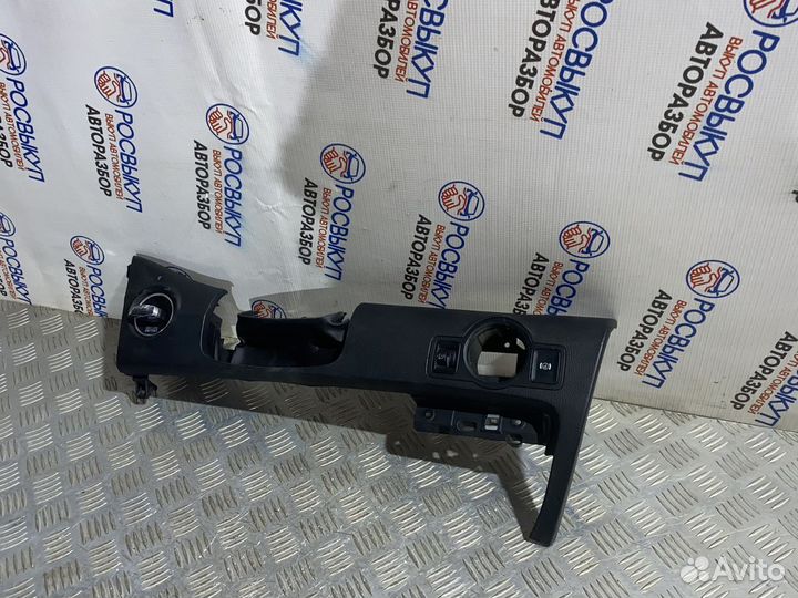 Накладка в торпедо с замком Passat B6