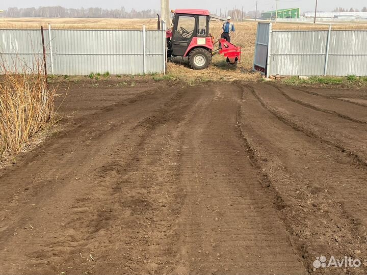 Вспашка земли трактором