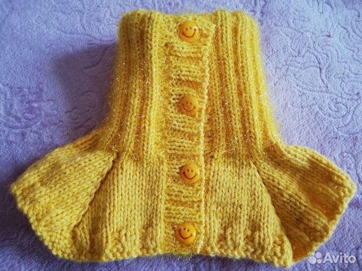 Небольшая вязаная манишка на пуговицах