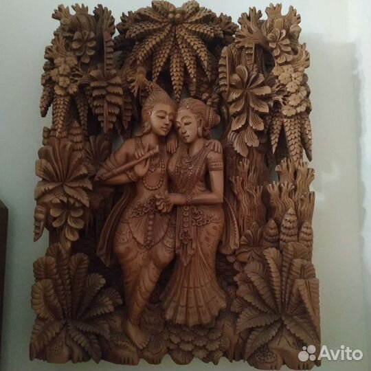 Резное панно из дерева