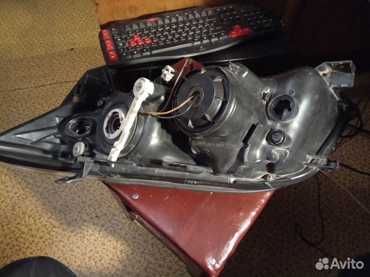 Фара передняя правая Toyota Rav4