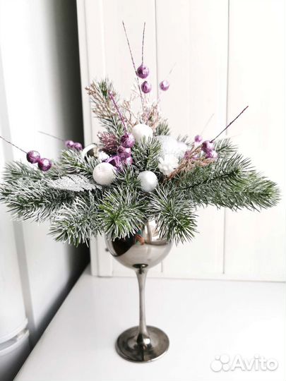 Новогодний рождественский венок и бокалы