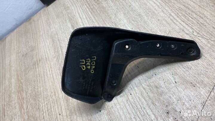 Брызговик Передний Правый Audi Q5 8R 2008-2017