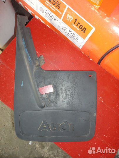 Брызговик передний левый Ауди 80