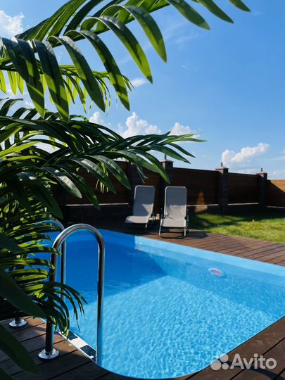 Дом баня с бассейном зимой на улице