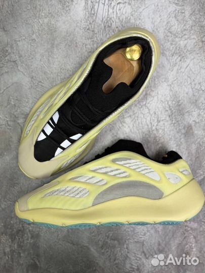 Кроссовки Adidas Yeezy Boost 700 V3 Alvah желтые