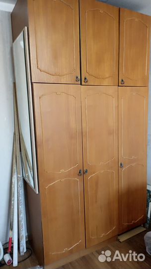 Продам трехстворчатый шкаф с антресолью