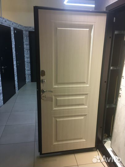 Дверь входная уличная 