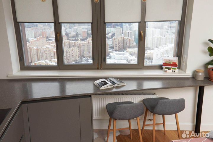 Кухня угловая с барной стойкой у окна