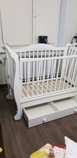 Детская кроватка с маятником и ящиком