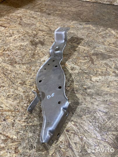 Кронштейн радиатора отопителя VW Passat B6 B7