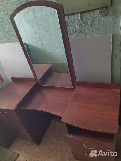 Тумбочка с зеркалом
