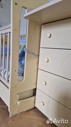 Детская кроватка и пеленальный комод