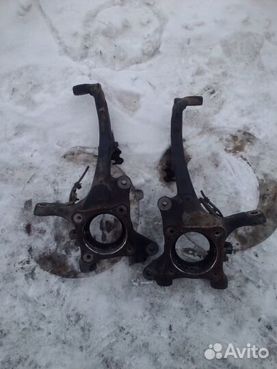 Поворотный кулак передний левый Toyota Land Cruis