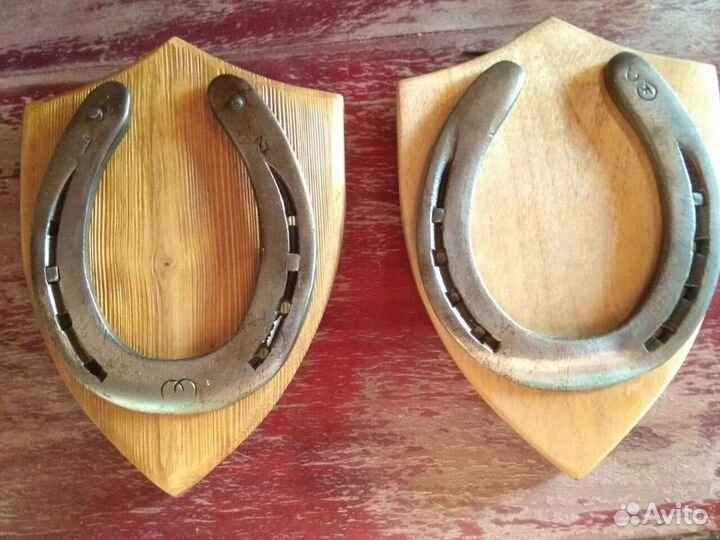 Оберег подкова на счастье на деревянном панно