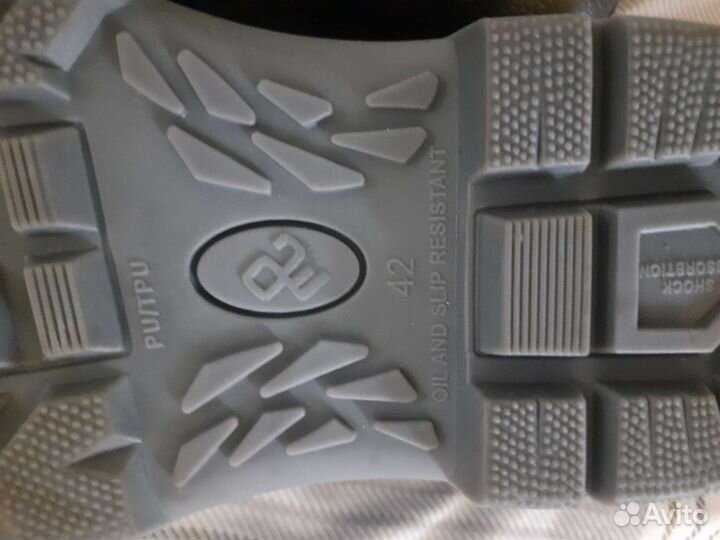 Новая рабочая ботинка