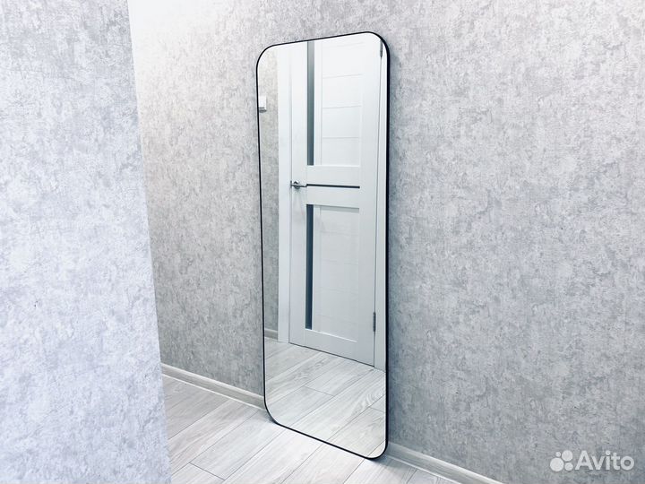 Зеркало в раме капсула