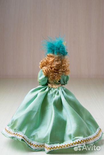 Кукла фарфоровая коллекционная высотой 19 см